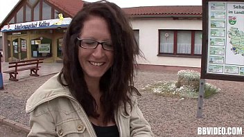 Парень зарабатывает на удовольствии жесткий секс с зрелой женщиной за деньги