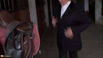 Пожилая женщина на конской ферме страсть, дилдо и оргазмы