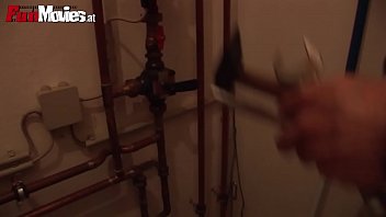 Сантехник исполняет мечту зрелой женщины в жарком порно видео