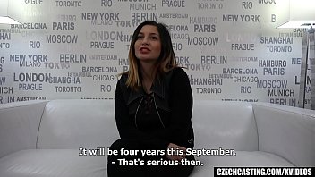 Незабываемый кастинг Сучка стонет от удовольствия и получает оргазм от глубокого траха