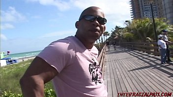 Молодая студентка знакомится с негром и узнает, что находится за его ширинкой