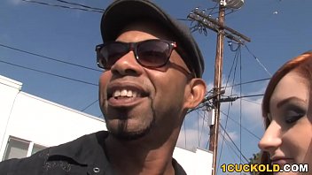 Открытые отношения жена устраивает оргии и измены, а муж принимает пассивное участие в их сексуальных приключениях