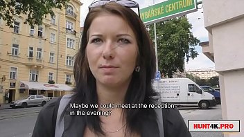 Заблудившаяся туристка нашла помощь и страсть в незнакомом городе оргия с местным парнем.