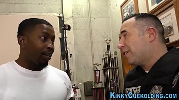 Негры на СТО выебали грудастую самку