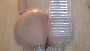 Зрелая женщина помогает студенту шикарный минет и продолжительный трах в душе