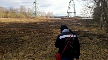 Секс на природе мужчина и любовница наслаждаются друг другом вдали от посторонних глаз