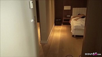 Зрелая блондинка нашла чернокожего любовника на одну ночь и удовлетворяет свои страсти, не обращая внимания на спящего мужа