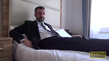 Французский порно актёр удовлетворяет женщин в постели грубый анальный секс с зрелой милфой на кастинге