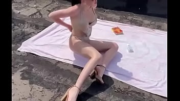 Одинокий мужчина нашел сексуальное приключение на крыше заброшенного дома