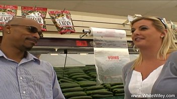 Неверная жена изменяет мужу с черным монстром, пока он следит за ней