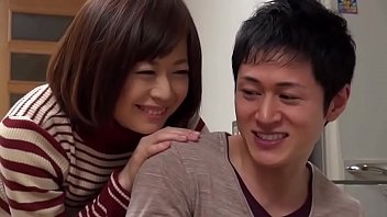 Страстный инцест мамка доставляет удовольствие своему сыну на кровати